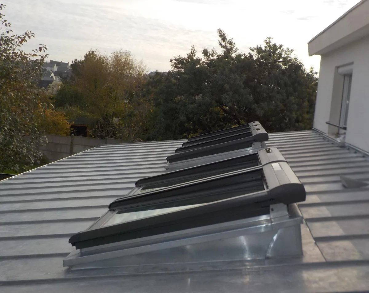 Fenêtres de toit posées sur une toiture zinc à joint debout par Confort Iso Bat