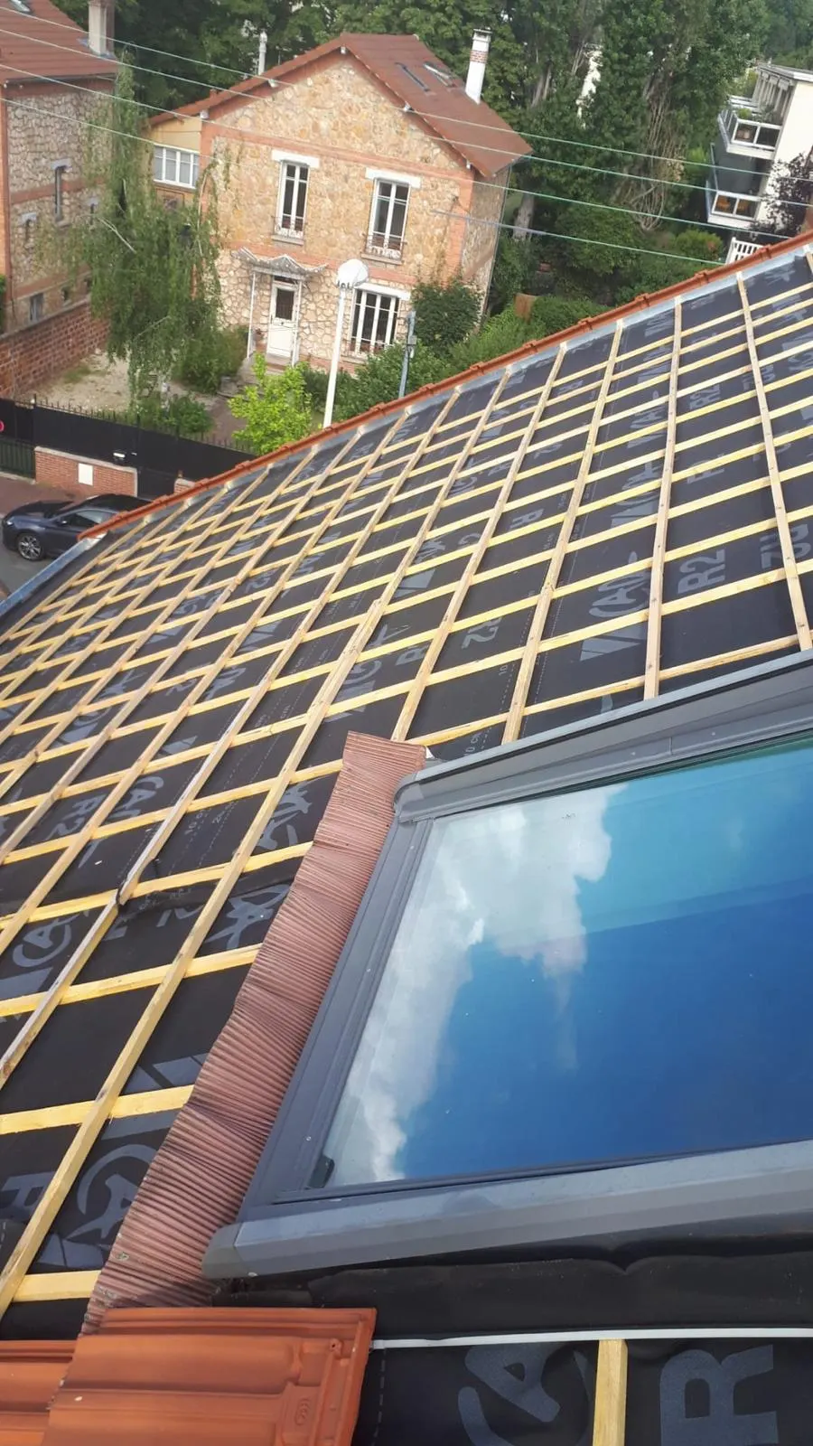 Pose d'un Velux avec liteaux et écran sous toiture neufs